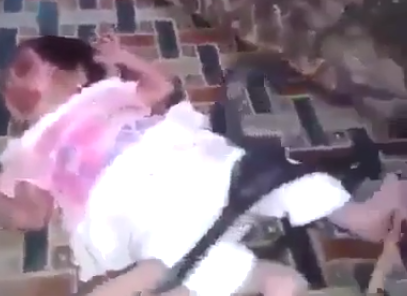 KAN DONDURAN OLAY! SEN İNSAN MISIN!! KÜÇÜK BEBEĞE YAPTIKLARINA BAKIN! ASKILIĞI AYAĞINA TAKTI VE...