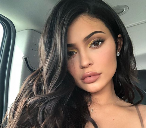 Eski Haline mi Dönüyor? Kylie Jenner Dudak Dolgusunu Çıkarttırdı, Yeni Görüntüsüyle Herkesi Şok Etti!