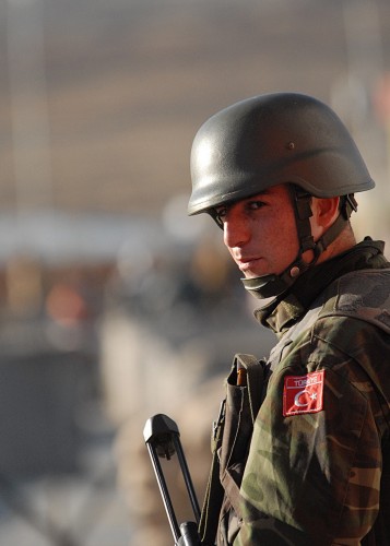 Hakkari'de saldırı: İki asker yaralı !