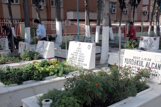 VİCDANSIZLAR... ŞEHİTLERİN MEZARINDA..!