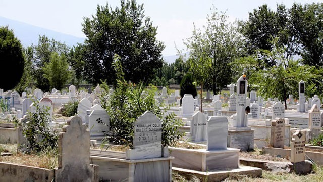 SAKIN MEZARI PARMAĞINIZLA GÖSTERMEYİN ÇÜNKÜ...