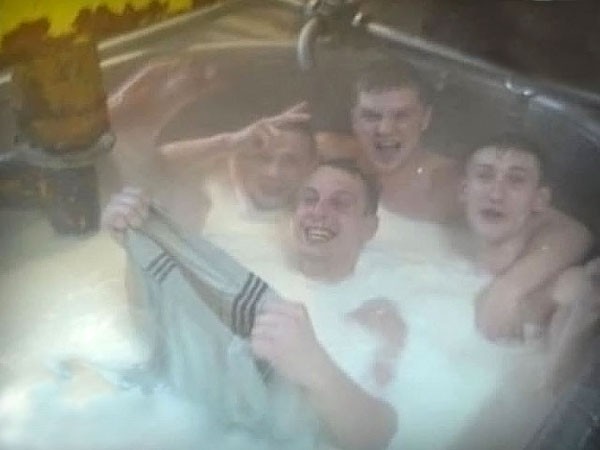 Banyo Yaptıkları Sütle.. Bu Fotoğraf Kıyameti Kopardı!