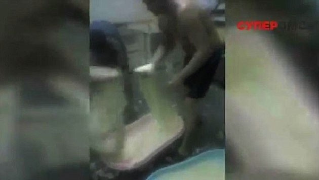 Banyo Yaptıkları Sütle.. Bu Fotoğraf Kıyameti Kopardı!