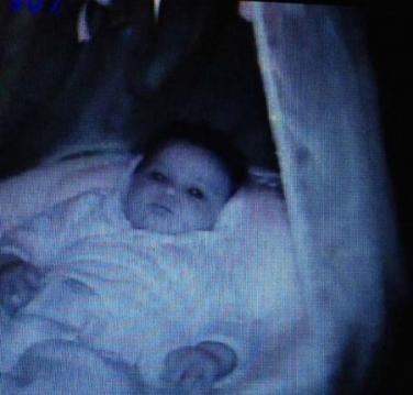 Bebeğin odasına kamera koyan anne gözlerine inanamadı! Çünkü...