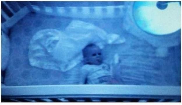 Bebeğin odasına kamera koyan anne gözlerine inanamadı! Çünkü...