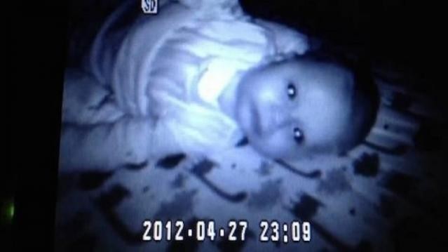 Bebeğin odasına kamera koyan anne gözlerine inanamadı! Çünkü...