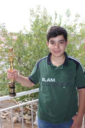 HENÜZ 7 YAŞINDAYKEN BAL İLE ALTIN AYI'DA EN BÜYÜK ÖDÜLÜ KAZANMIŞTI !! AMA O ÇOCUĞUN SONU...