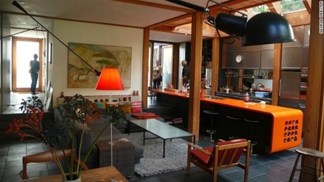 1 yıl önce aldığı evi 36 katına sattı!