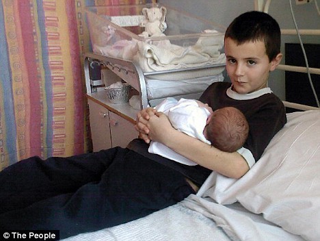 ANNE 15 BABA 13 YAŞINDA BİR ÇOCUKTU! ŞİMDİ BÜYÜDÜLER VE ONLARI GÖREN TANIYAMIYOR!