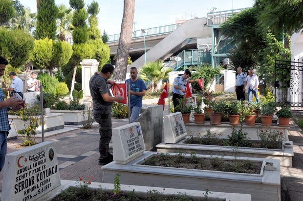 VİCDANSIZLAR... ŞEHİTLERİN MEZARINDA..!