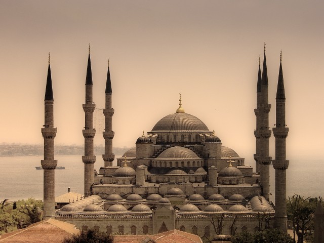 Mahalle bir anda karıştı! Ezanı beklerken...