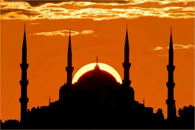 CAMİ HOPARLÖRÜNDEN DUYULAN SESLER HERKESİ ŞOK ETTİ! O SESLERİN ANLAMI..