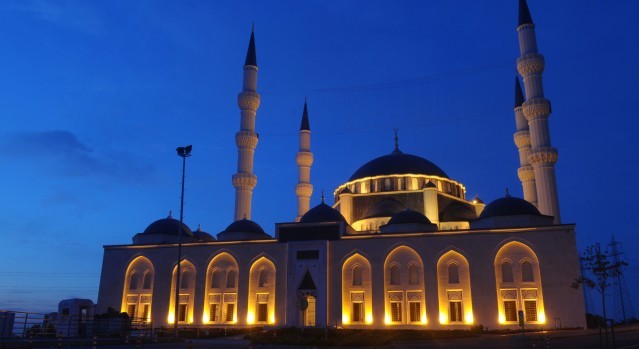 CAMİ HOPARLÖRÜNDEN DUYULAN SESLER HERKESİ ŞOK ETTİ! O SESLERİN ANLAMI..