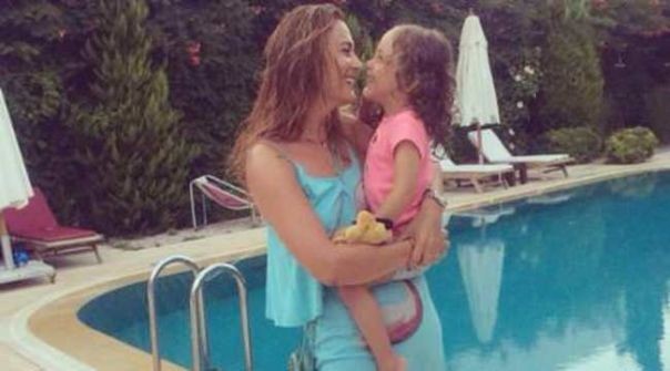 Ceyda Düvenci'nin Bu Şirin Kızının Öyle Bir Hastalığı Var ki...