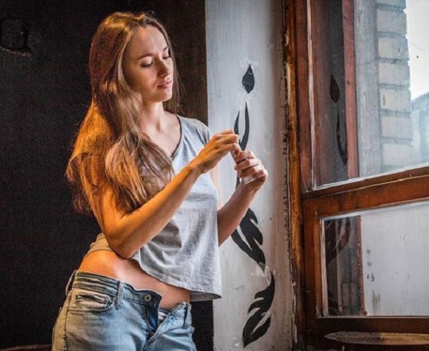 Göğüsleriyle resim yaptı tüm resimler yok fiyatına satıldı!