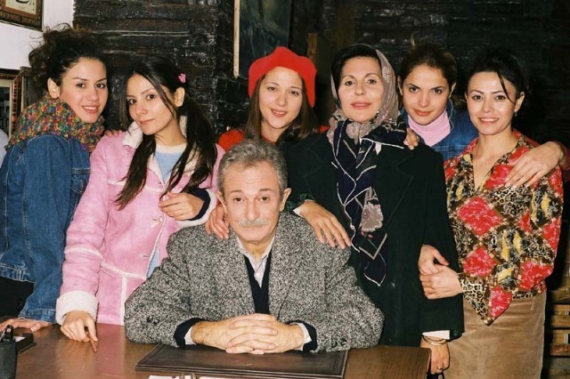 RIZA KOMİSER BAKIN ASLINDA KİMİNLE EVLİYMİŞ... MEĞER O DA ÇOK ÜNLÜ BİR OYUNCUYMUŞ! ONU SİZDE TANIYORSUNUZ!