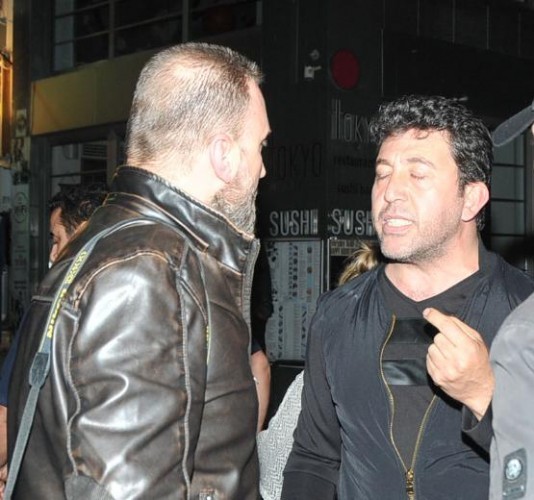Emre Kınay Fena Patladı! Sevgilisinin Yanında Muhabirlere..