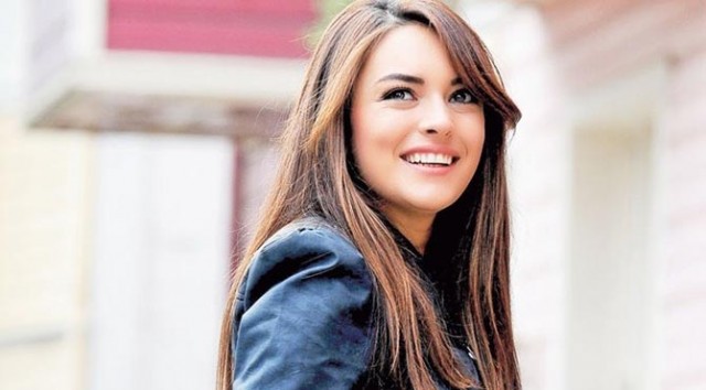 Ezgi Mola aldığı haberle yıkıldı !