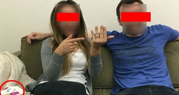 Facebook'ta Paylaştıkları Bu Fotoğrafta Öyle Bir Şey Unuttular Ki... Nişanlandıklarını Haber Vermek İsterken Daha Bir Sürü Şey Ortaya Çıktı...