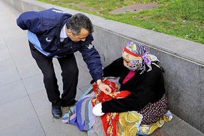 Metro ve Metrobüs çıkışlarında çorap satan ablaların kim olduğunu biliyor musunuz?