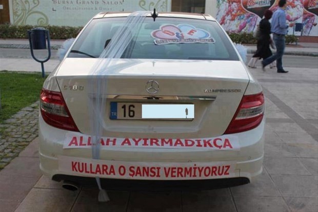 Gelin arabalarındaki ilginç yazılar görenleri kahkahaya boğdu!
