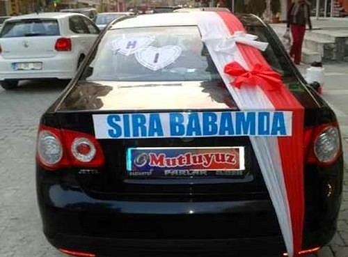 Gelin arabalarındaki ilginç yazılar görenleri kahkahaya boğdu!