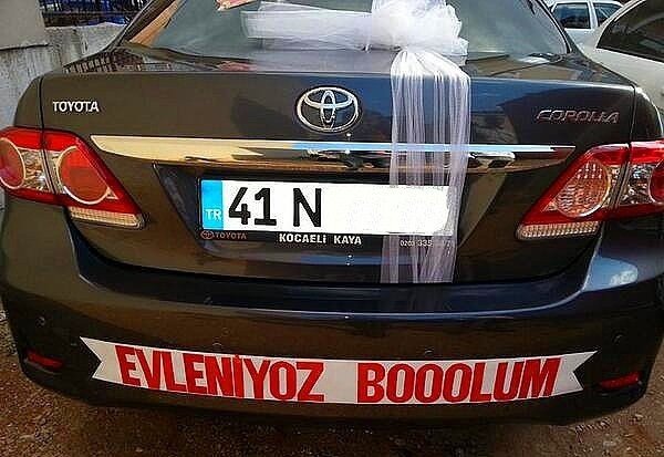 Gelin arabalarındaki ilginç yazılar görenleri kahkahaya boğdu!