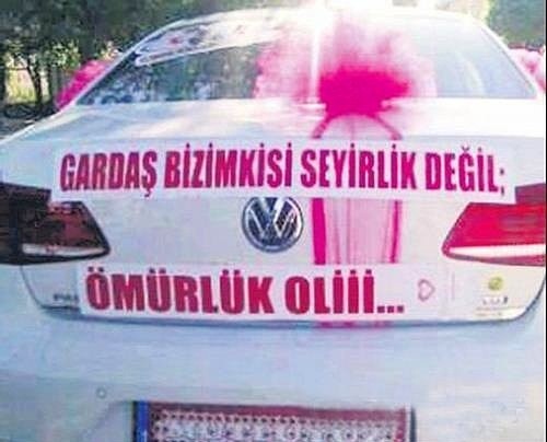Gelin arabalarındaki ilginç yazılar görenleri kahkahaya boğdu!