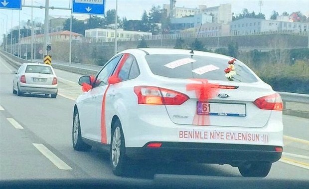 Gelin arabalarındaki ilginç yazılar görenleri kahkahaya boğdu!
