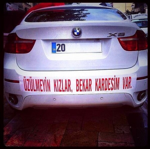 Gelin arabalarındaki ilginç yazılar görenleri kahkahaya boğdu!