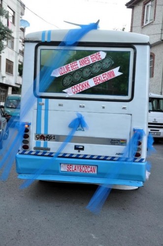 Gelin arabalarındaki ilginç yazılar görenleri kahkahaya boğdu!