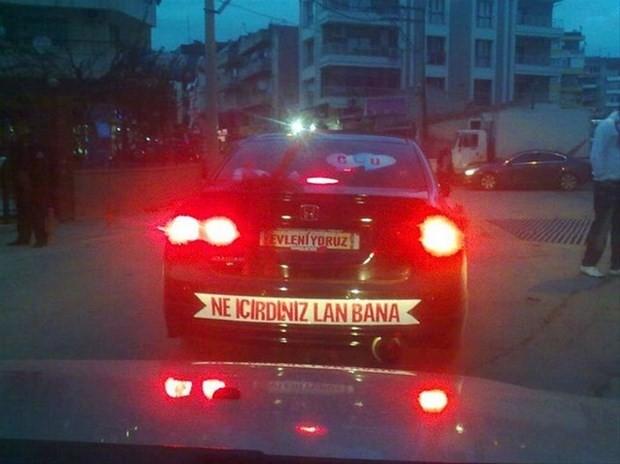Gelin arabalarındaki ilginç yazılar görenleri kahkahaya boğdu!