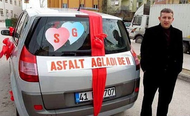 Gelin arabalarındaki ilginç yazılar görenleri kahkahaya boğdu!
