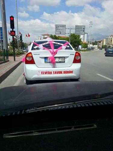 Gelin arabalarındaki ilginç yazılar görenleri kahkahaya boğdu!