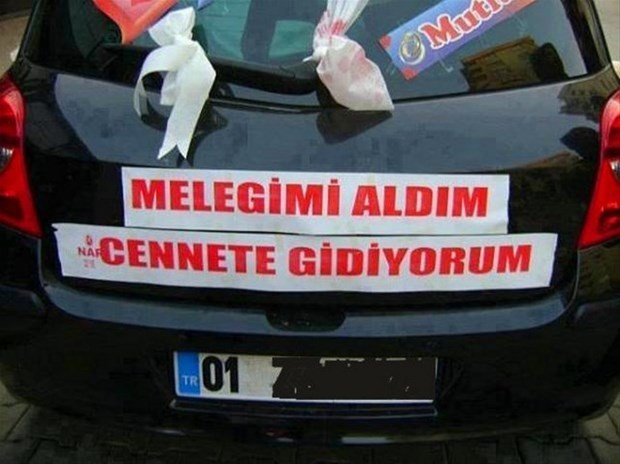Gelin arabalarındaki ilginç yazılar görenleri kahkahaya boğdu!