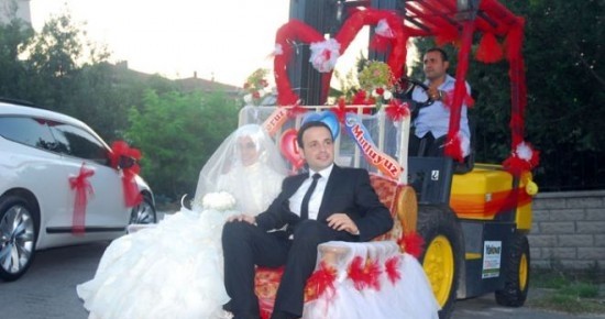 Gelin arabalarındaki ilginç yazılar görenleri kahkahaya boğdu!