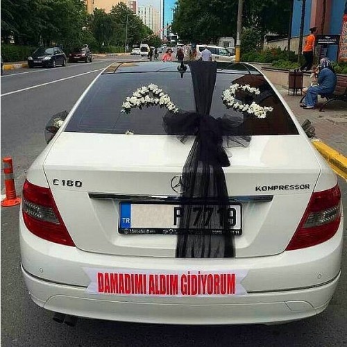Gelin arabalarındaki ilginç yazılar görenleri kahkahaya boğdu!