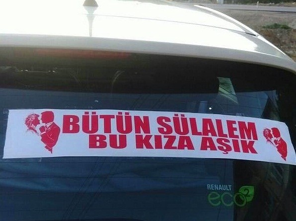 Gelin arabalarındaki ilginç yazılar görenleri kahkahaya boğdu!