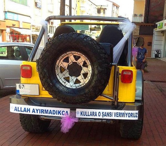Gelin arabalarındaki ilginç yazılar görenleri kahkahaya boğdu!