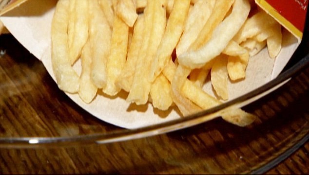 20 YILDIR SAKLADIKLARI HAMBURGERİ AÇTILAR VE BAKIN NEYLE KARŞILAŞTILAR!