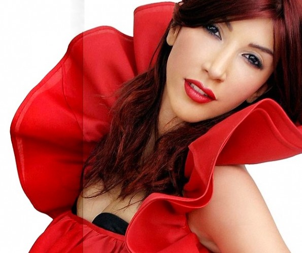 HANDE YENER YATAK ODASINA...
