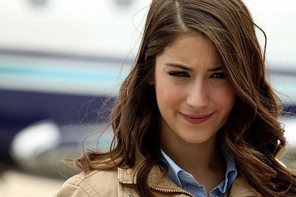 Hazal Kaya'dan bu kadar da olmaz dedirten dekolte!
