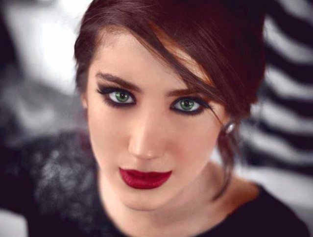 Hazal Kaya'dan bu kadar da olmaz dedirten dekolte!