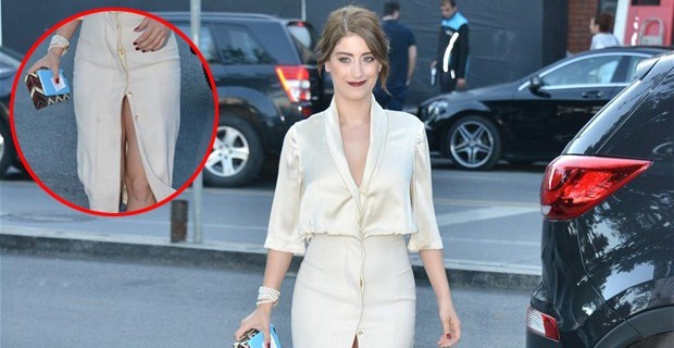 Hazal Kaya'dan bu kadar da olmaz dedirten dekolte!