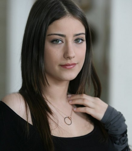 Hazal Kaya'dan bu kadar da olmaz dedirten dekolte!
