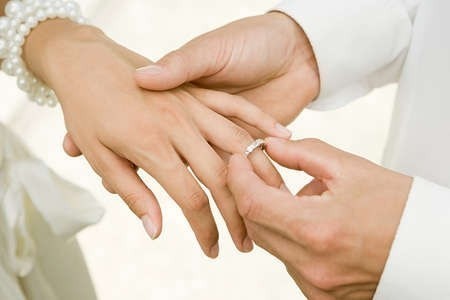 Hiç düşündünüz mü? Evlilik yüzüğü neden dördüncü parmağa takılır?