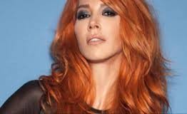 HANDE YENER YATAK ODASINA...