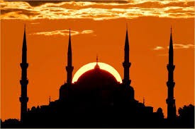 Mahalle bir anda karıştı! Ezanı beklerken...