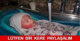 Annesi bebeğini musluk altında tutuyor çünkü…