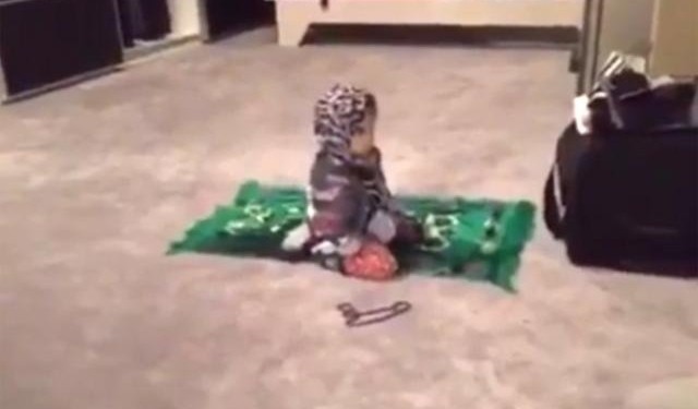 Demet Akalın Kızı Hira'nın Namaz Kılarken Fotoğrafını Paylaştı! Sosyal Medya Yıkıldı..